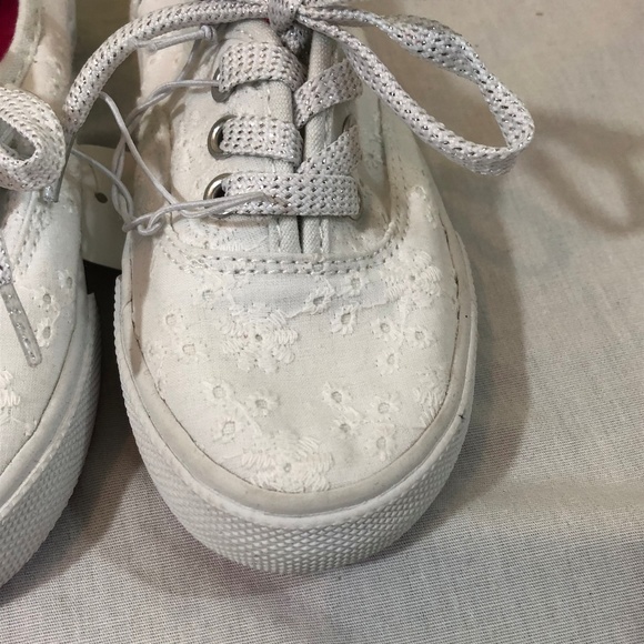 Circo Girls White Eyelet Tennis Shoes, NWT - Picture 2 of 4